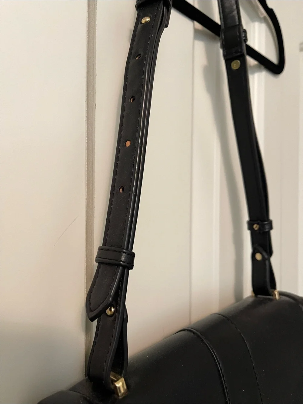 Minimalist Black Crossbody Bag with Gold-Tone Clasp